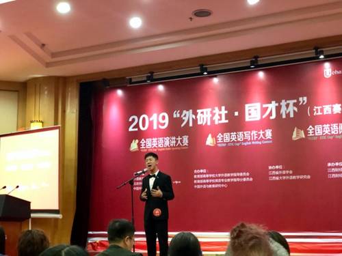 图片包含 室内, 天花板, 墙壁, 人员描述已自动生成